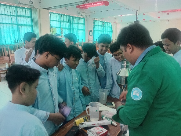 Kaprodi Pendidikan Geografi Berikan Stimulasi Berpikir Spasial dalam Pembelajaran Geografi di SMAS Budhi Warman I
