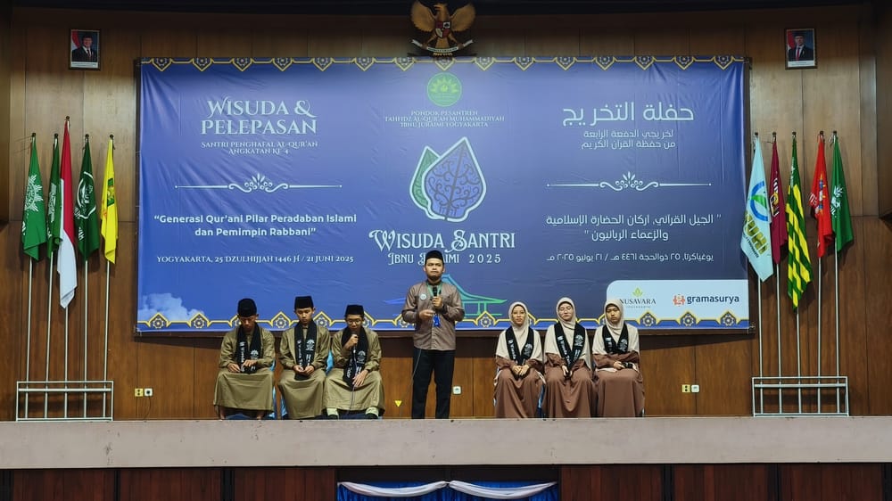 Salah satu wisuda terbaik santri PPTQ Ibnu Juraimi menunjukkan bakat hafalannya. Foto: Farrel Amrullaah