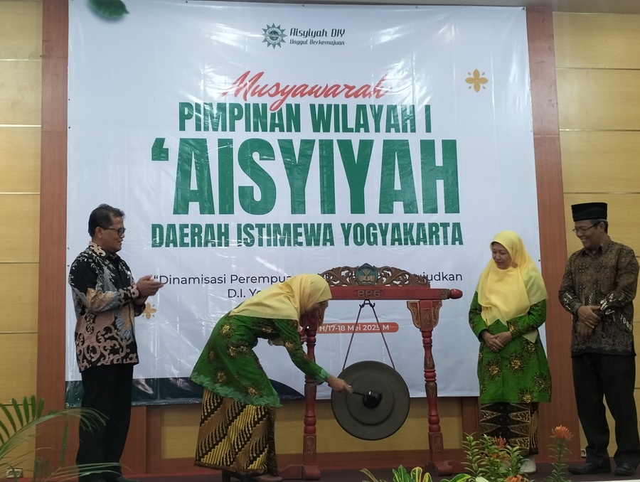 Ketua Umum Pimpinan Pusat 'Aisyiyah Salmah Orbayyinah membuka membunyikan gong sebagai pembukaan Musypimwil 1 'Aisyiyah DIY. Foto: Cris
