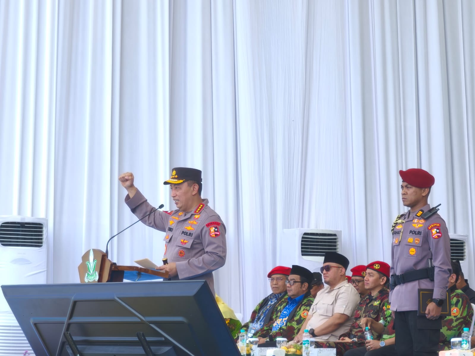 Kapolri Jenderal Polisi Drs Listyo Sigit Prabowo, MSi saat memimpin Apel Akbar Kokam 2025 di Stadion Tridadi, Sleman. Foto: Cris