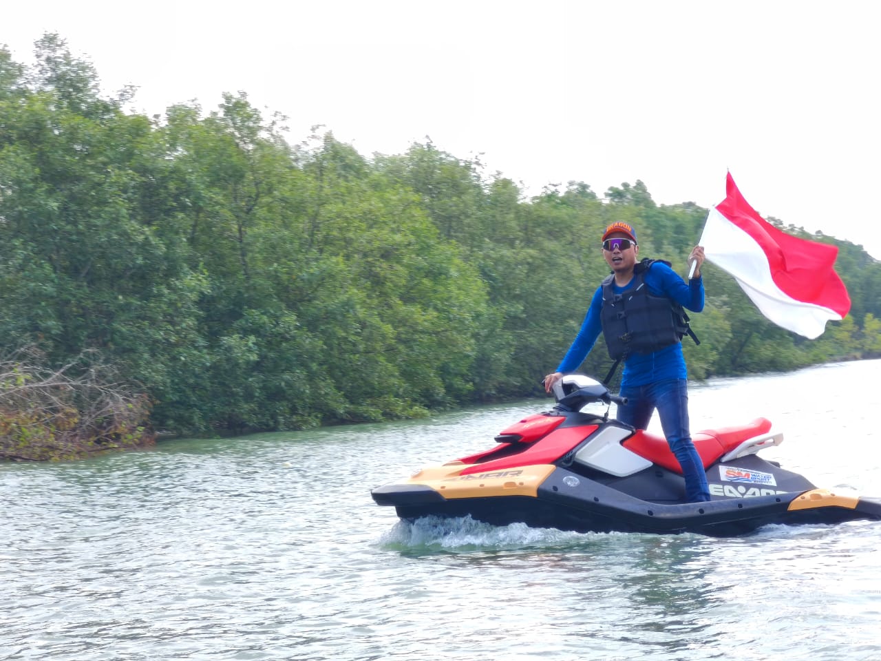 Deni Asy'ari, MA., Dt Marajo saat mencoba menaiki jetski di Muara Sungai Grindulu di Pantai Pancer Door, Kelurahan Ploso, Kabupaten Pacitan. Foto: Cris
