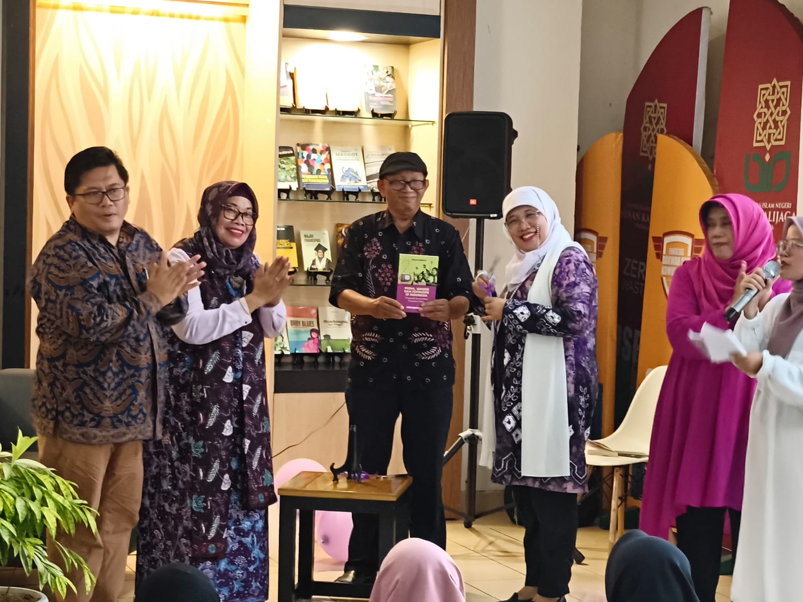 Launching dan bedah buku karya Prof Alimatul Qibtiyah, SAg., MSi., MA., PhD "Media, Gender, dan Feminisme di Indonesia". Foto: Cris