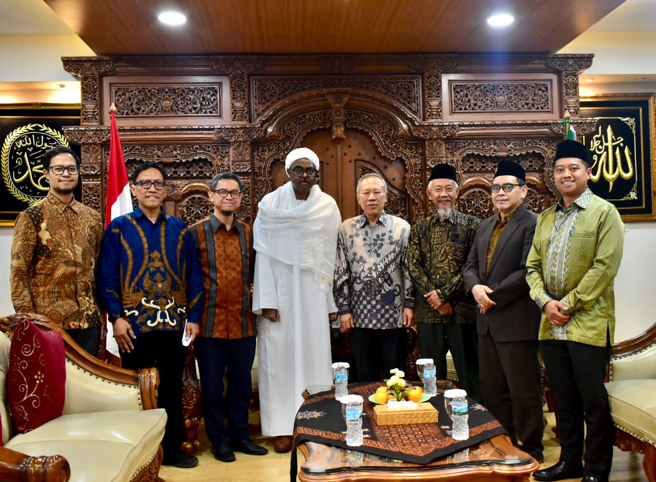 Kunjungan Asisten Sekretaris Jenderal Organisasi Kerja Sama Islam (OKI) Bidang Kemanusiaan dan Sosial Budaya sekaligus Utusan Khusus Sekjen OKI untuk Afghanistan, Amb Tarig di Gedung Dakwah Muhammadiyah Menteng Raya, Jakarta Pusat. Foto: Tim Muhammadiyah