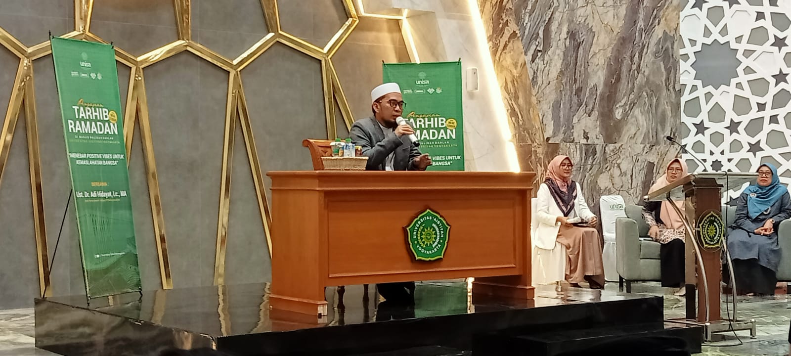 Ustad Adi Hidayat menyampaikan tausiyah menyambut Ramadan di Masjid Walidah Dahlan UNISA Yogyakarta, Sabtu malam (2/3).
