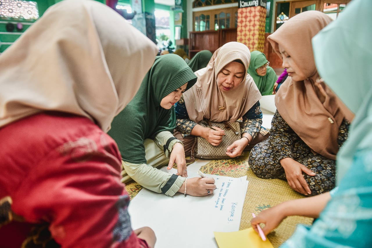 Peserta antusias berdiskusi dan memaparkan hasil diskusinya dalam kegiatan Capacity Building bertajuk ‘Pasarku Tempat Ibadahku’, pada Minggu (14/9) di SD Muhammadiyah Demangan - Yogyakarta.