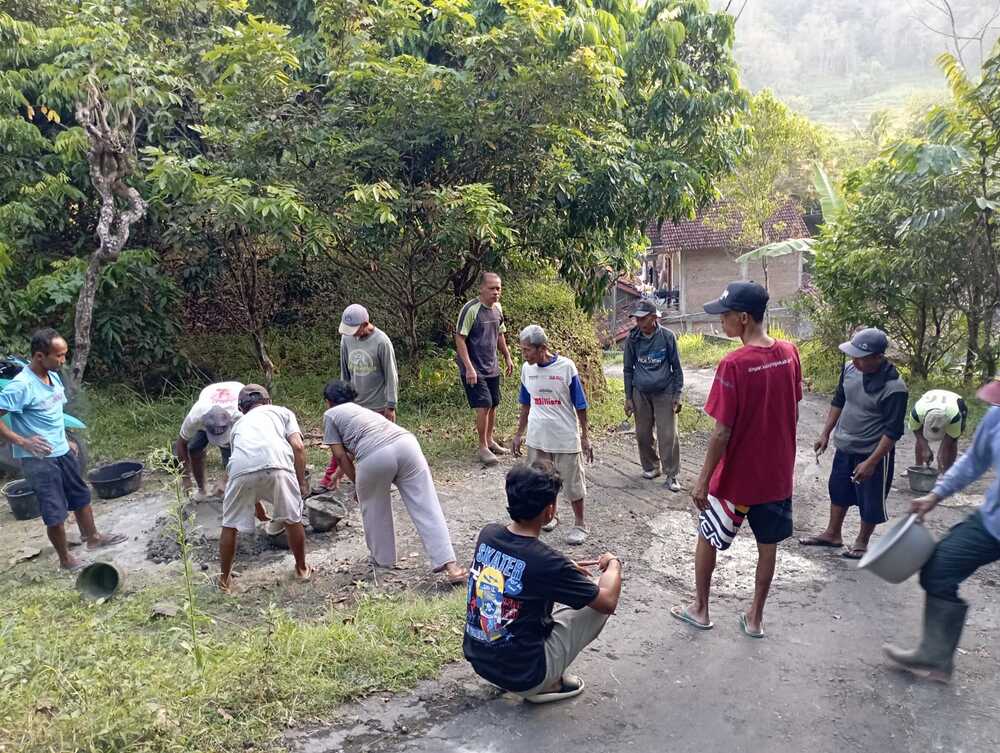 Kerja bakti antarsesama masyarakat di Kerja bakti di Dusun Plarangan, Purwoharjo, Samigaluh, Kulon Progo. Foto: Doni