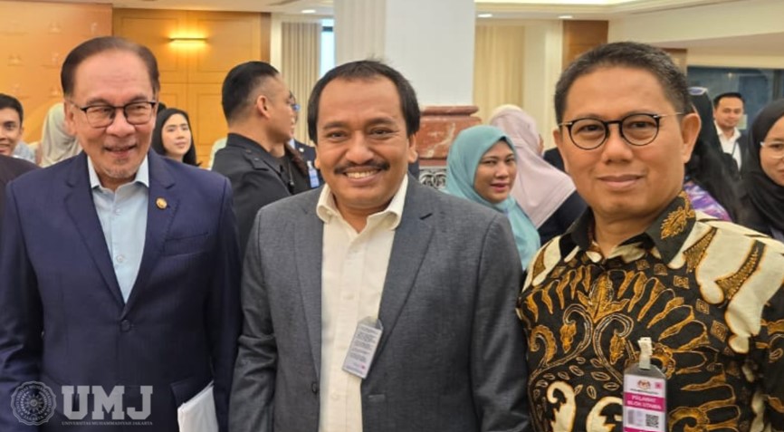 Kiri ke kanan: Datuk Seri Anwar Ibrahim, Prof. Ma'mun Murod, M.Si., Hamka Hendra Noer, Ph.D., saat bertemu di Parlemen Malaysia, Selasa (26/03/2024). (Foto: Dok.Pribadi)