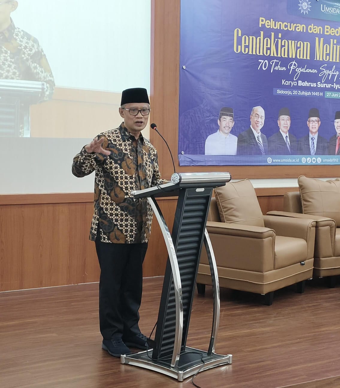 Haedar Nashir menyampaikan keynote speech dalam acara peluncuran buku Cendekiawan Melintas Batas: 70 Tahun Perjalanan Syafiq A. Mughni di Universitas Muhammadiyah Sidoarjo (27/6).