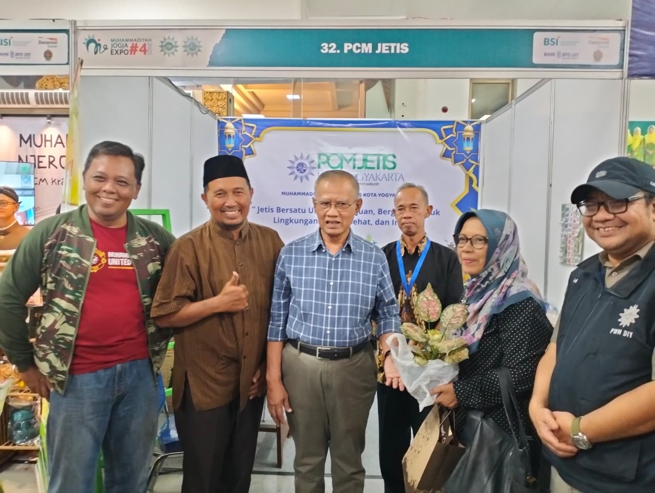 Prof Dr Haedar Nashir, MSi dan Dr Siti Noordjannah Djohantini, MM., MSi didampingi Arif Jamali Muis, SPd., MPd mengunjungi Stand PCM Jetis di MJE#4. Foto: Cris