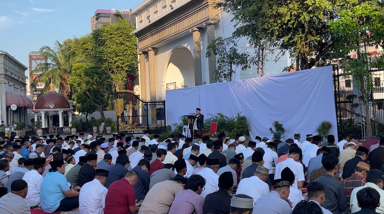 Sholat Iedul Adha di halaman Balaikota Semarang Jawa Tengah.