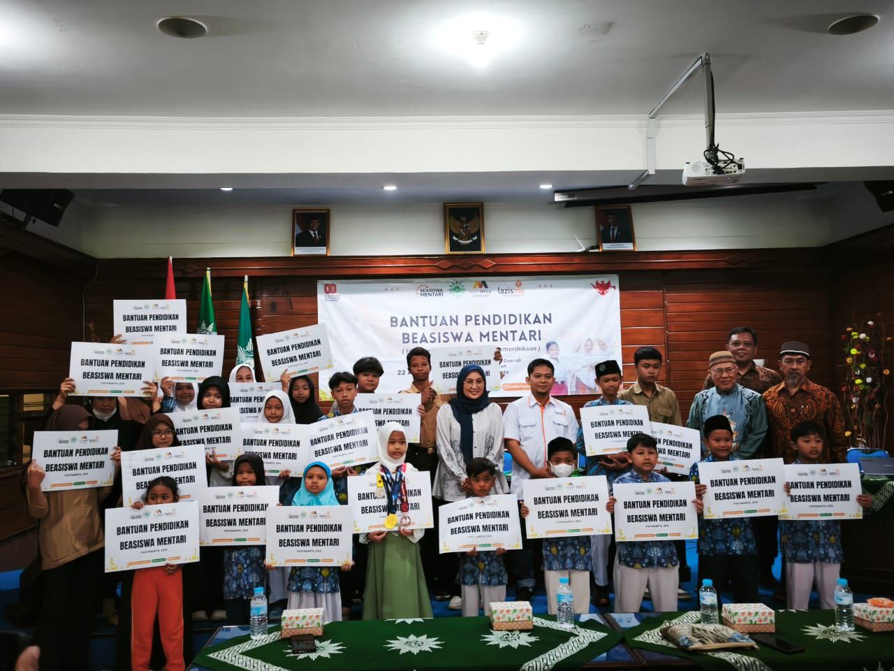 Penyerahan Beasiswa Mentari kepada 27 Siswa di Aula PDM Kota Yogyakarta. Foto: Cris