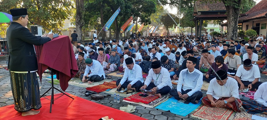 Pelaksanaan Shalat Idul Adha PRM Tirtonirmolo Barat yang dihadiri ribuan jamaah.