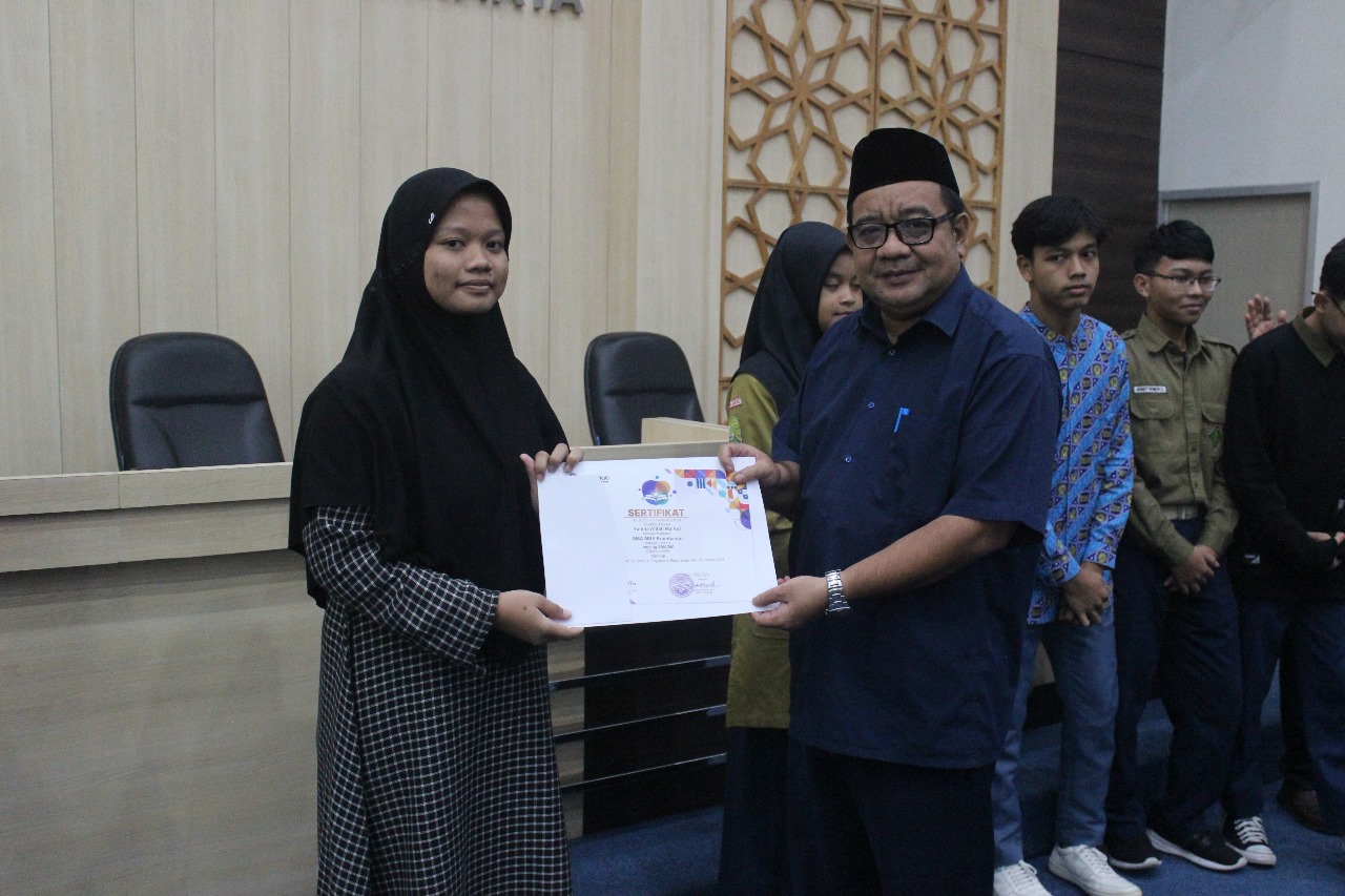 Arif Jamali menyerahkan penghargaan kepada salah satu siswa sebagai motivasi (1/3).