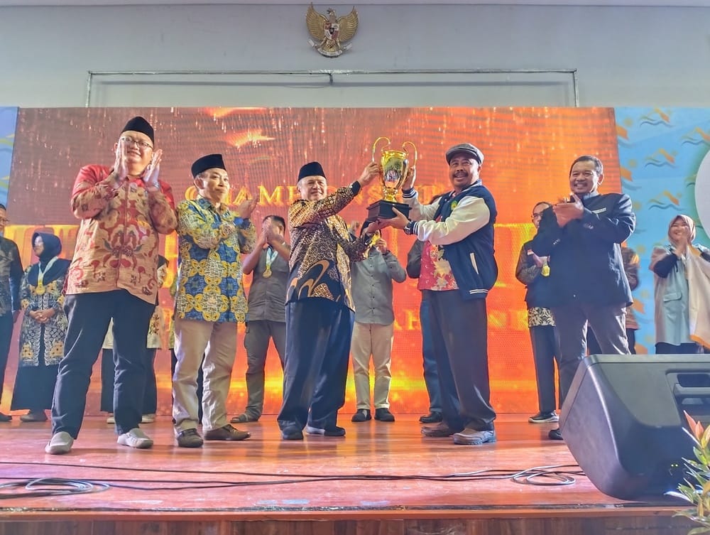 Ketua Pimpinan Pusat Muhammadiyah Prof Dr H Dadang Kahmad, MSi menyerahkan trophy kepada Provinsi Jawa Tengah yang meraih juara umum OlympicAD VII Nasional 2024