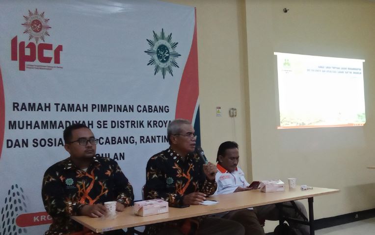 MENJELASKAN - Ketua LPCR PDM Cilacap sedang memjelaskan materi pembentukan Ranting.
