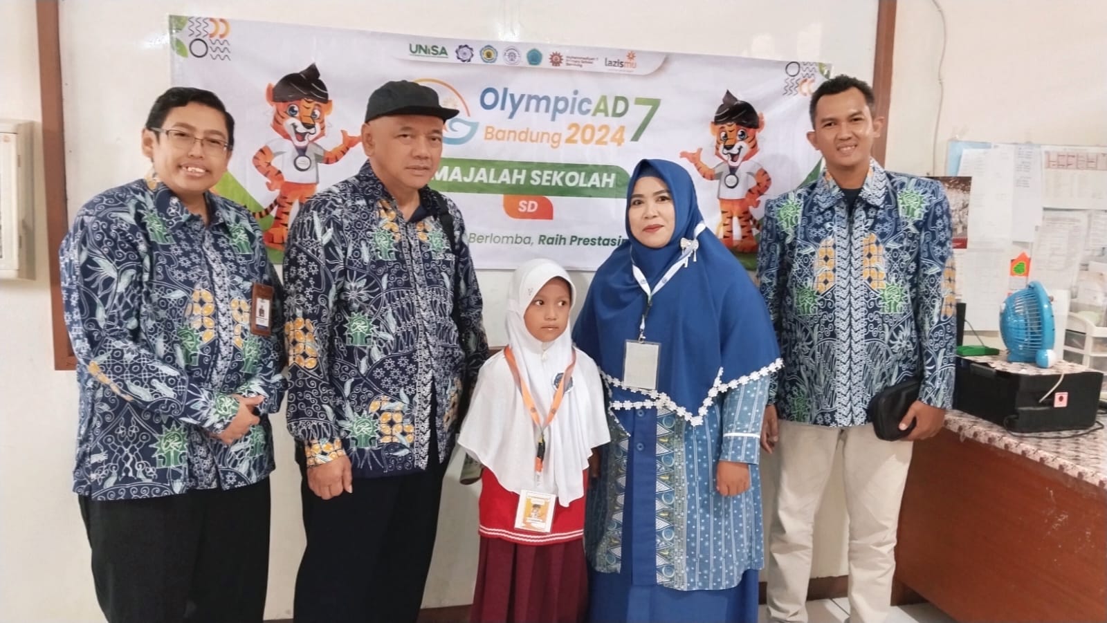 Salah satu kontingen MI Muhammadiyah Taman Cari Lampung yang ikut OlympicAD VII di Bandung, Jawa Barat.