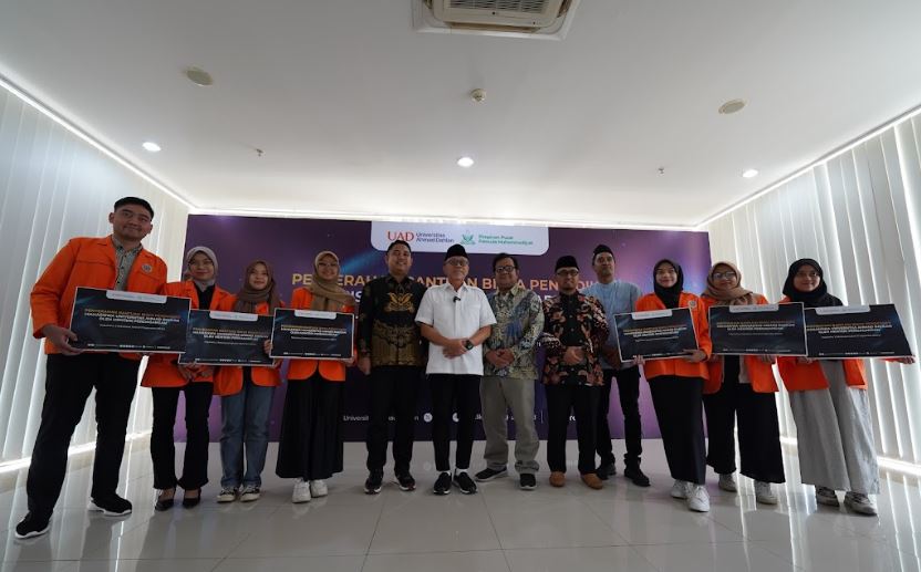 Mendag Zulkifli Hasan memberikan bantuan biaya pendidikan kepada mahasiswa UAD Yogyakarta