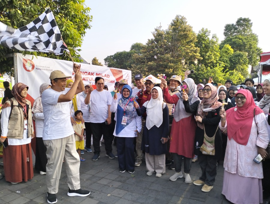 Ketua Pimpinan Pusat Muhammadiyah Agung Danarto melepas peserta fun walk Milad ke-96 Nasyiatul Aisyiyah