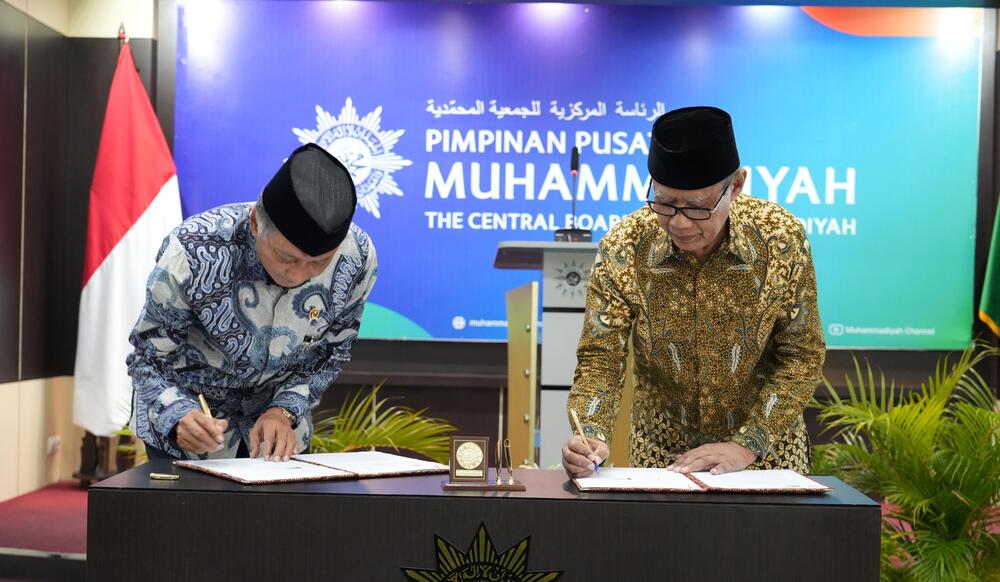 Menteri Pekerjaan Umum RI Ir Dody Hanggodo, MPE dan Ketua Umum Pimpinan Pusat Muhammadiyah Prof Dr Haedar Nashir, MSi saat penandatangan MoU di Kantor PP Muhammadiyah Cik Ditiro Yogyakarta. Foto: Abyan Daffa Ulaa/Medkom PP Muhammadiyah