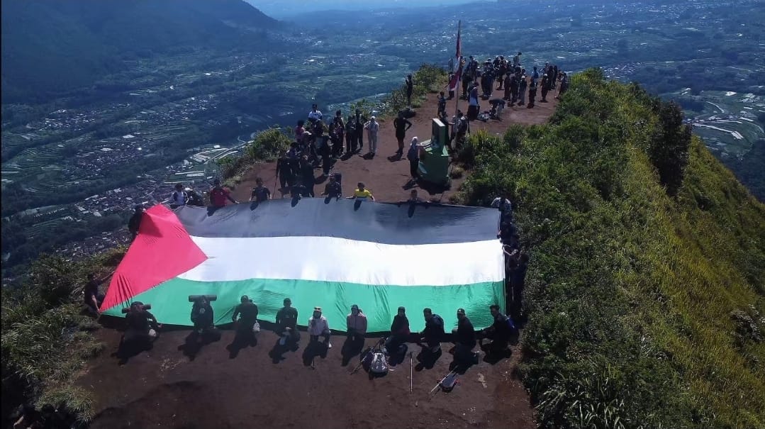 PRPM Tamantirto Selatan Gelar Taddabur Alam dan Kibarkan Bendera Palestina di Puncak Gunung Andong