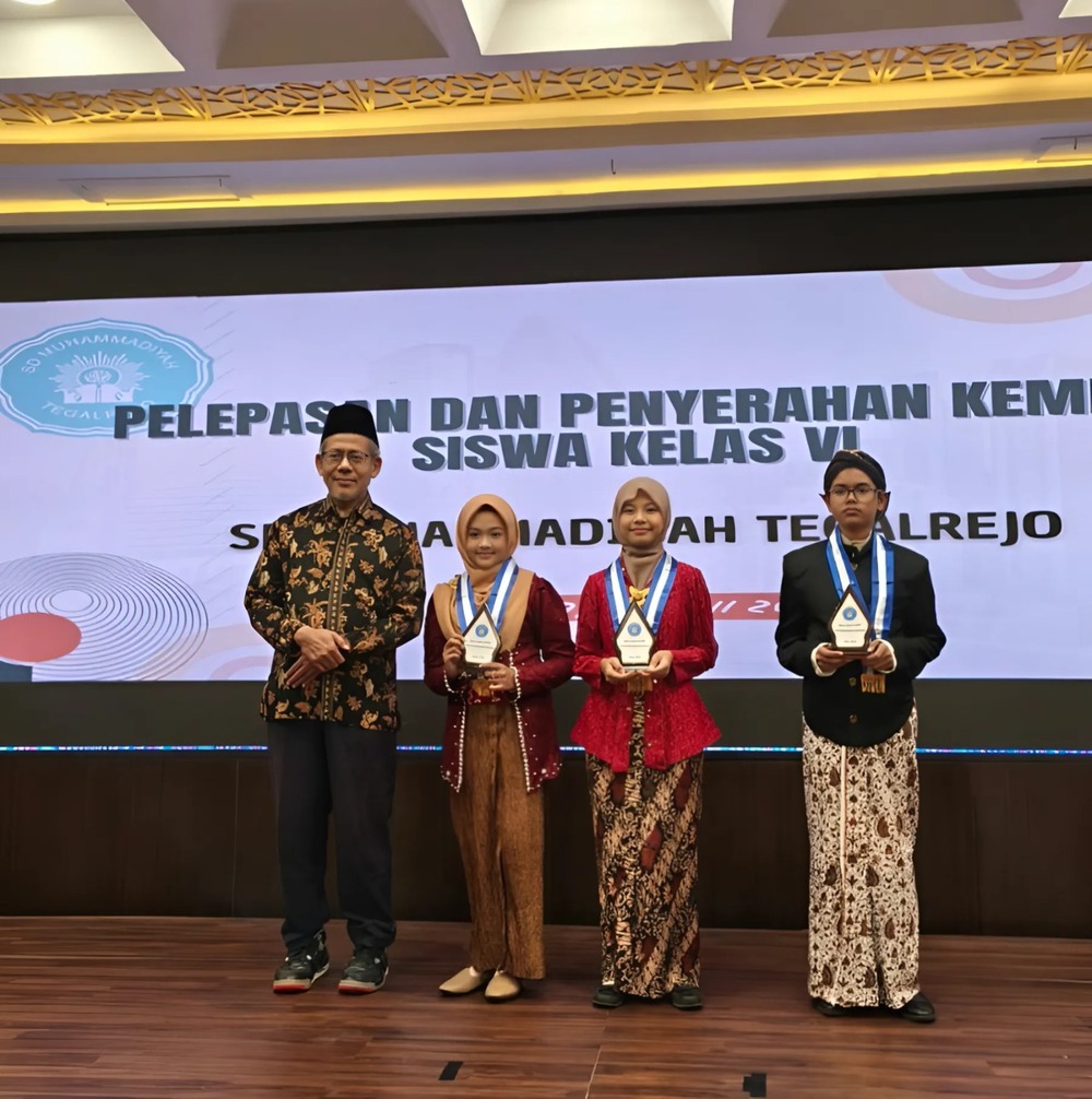 Siswa SD Muhamamdiyah Tegalrejo peraih nilai terbaik ASPD 2025 bersama Ketua PDM Kota Yogyakarta H Aris Madani, SPdI., MSI.  Foto: Eksanda Naufal Amar Alimuddin