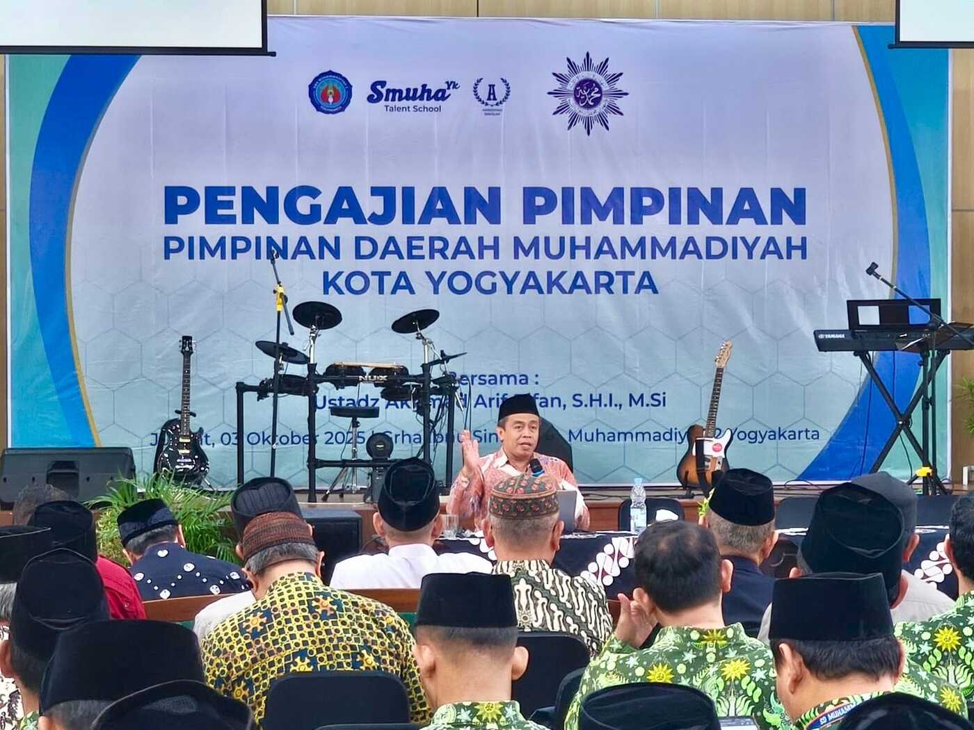 Akhmad Arif Rifan SHI., MSI, saat menyamapaikan Pengajian Pimpinan Pimpinan Daerah Muhammadiyah Kota Yogyakarta di Grha Ibnu Sina SMA Muhammadiyah 2 Yogyakarta. Foto: Cris