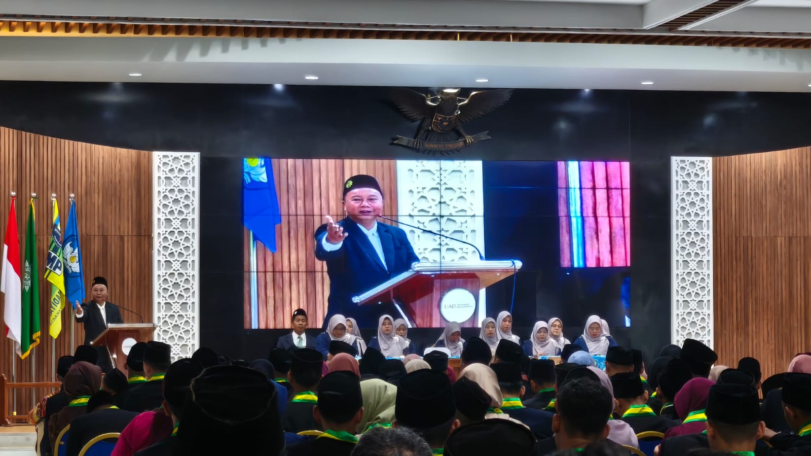 Kepala Sekolah SMP Muhammadiyah 7 Yogyakarta Supriyadi, SPd., MSi saat menyampaikan sambutan di Penyerahan Kembali Siswa Kelas IX Tahun Pelajaran 2024/2025. Foto: Cris