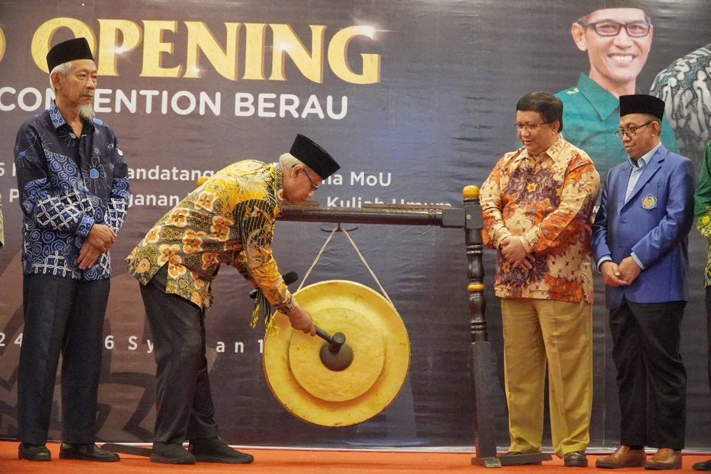 Ketua Umum PP Muhammadiyah Haedar Nashir meresmikan SM Tower and Convention Berau (7/3).