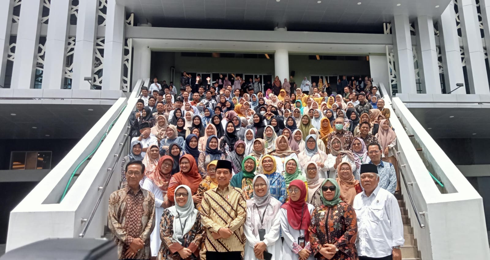 PrPresiden Jokowi berfoto bersama civitas akademika UNISA setelah sebelumnya meninjau masjid Walidah Dahlan pada Rabu, 31 Januari 2024.