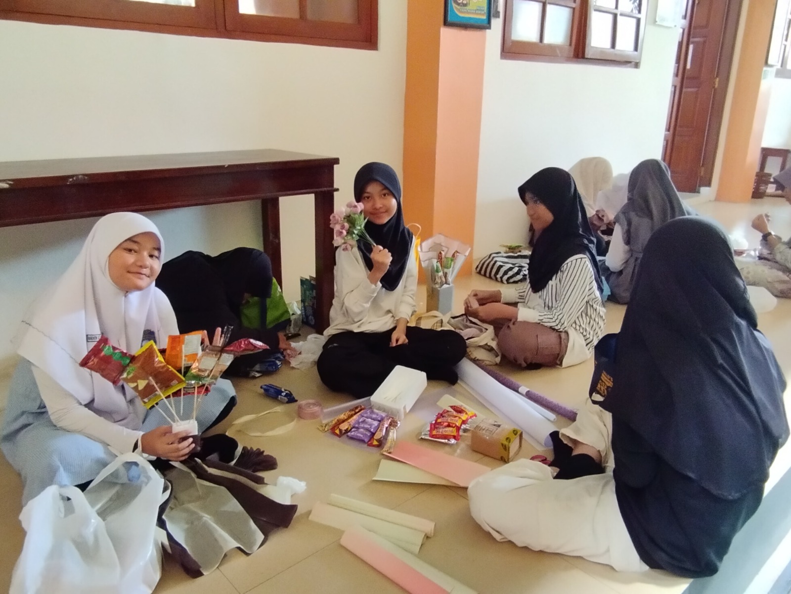 Beberapa siswa menunjukkan hasil buah karyanya dalam program Ramadhan Camp SMP Muhammadiyah PK Surakarta (15/3)