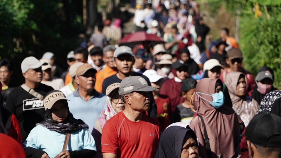 Ribuan Peserta Jalan Sehat Semarak Milad ke-17 MBS Zam-zam Cilongok, Banyumas, Jawa Tengah