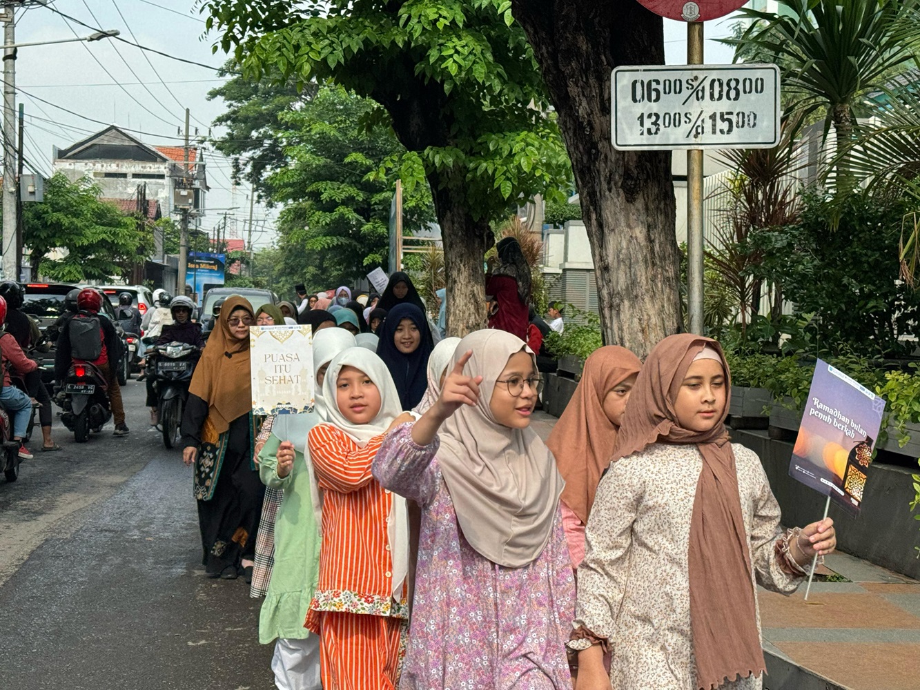 Siswa SD Muhammadiyah 4 Surabaya berkeliling kampung