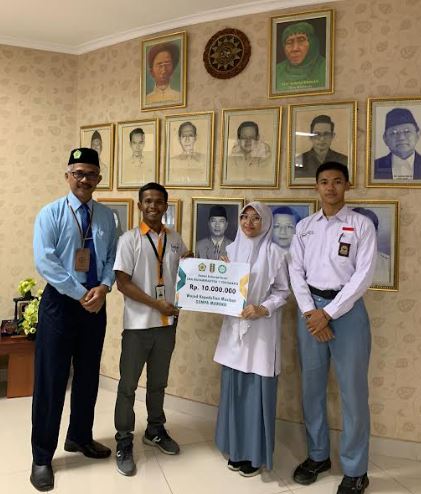 Kepala sekolah dan perwakilan Siswa SMA Muhi Yogyakarta menyerahkan bantuan untuk korban gempa Marko kepada Lazismu Kota Yogyakarta