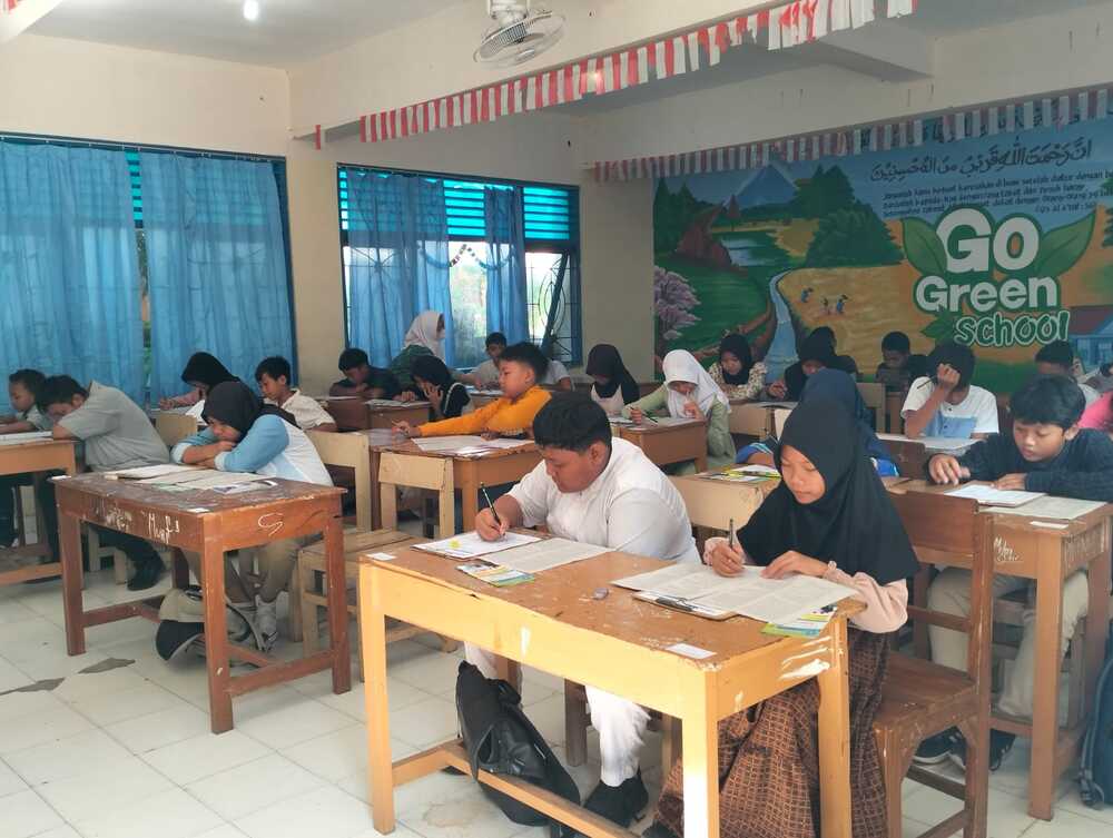 Siswa Kelas 6 SD/MI saat mengerjakan soal dalam di Tryout Akbad SMP Muhammadiyah 1 Prambanan. Doc. SM