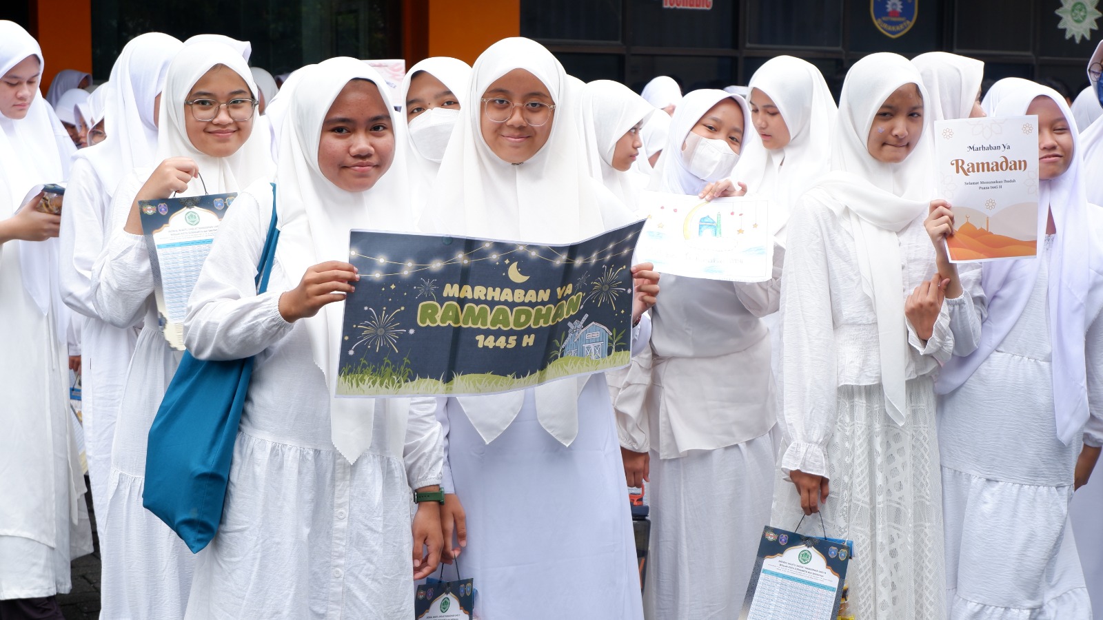 Siswi SMP Muhammadiyah PK Solo lakukan pawai dalam rangka menyambut bulan suci Ramadhan 1445 H (9/3).