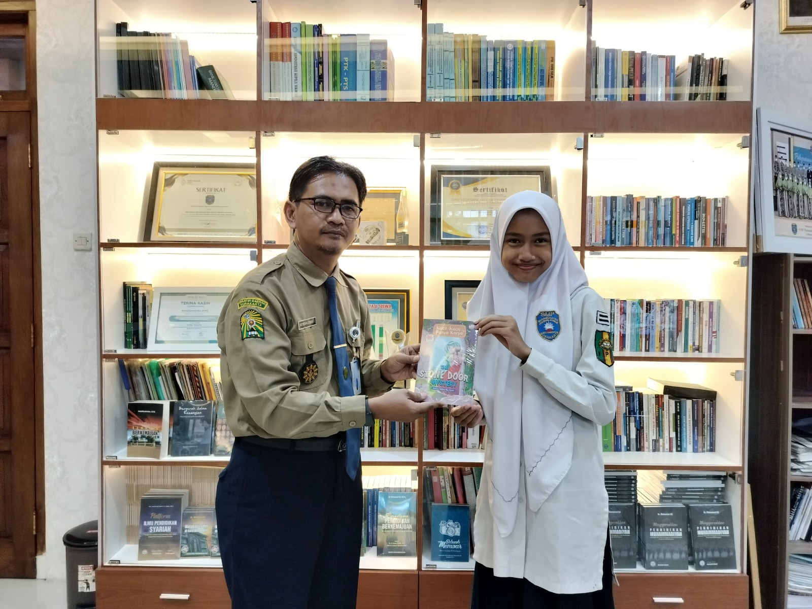 Kepala SMP Muhammadiyah PK, Ustaz Muhdiyatmoko mengapresiasi karya Hafizha Addina Aisy Syahri.