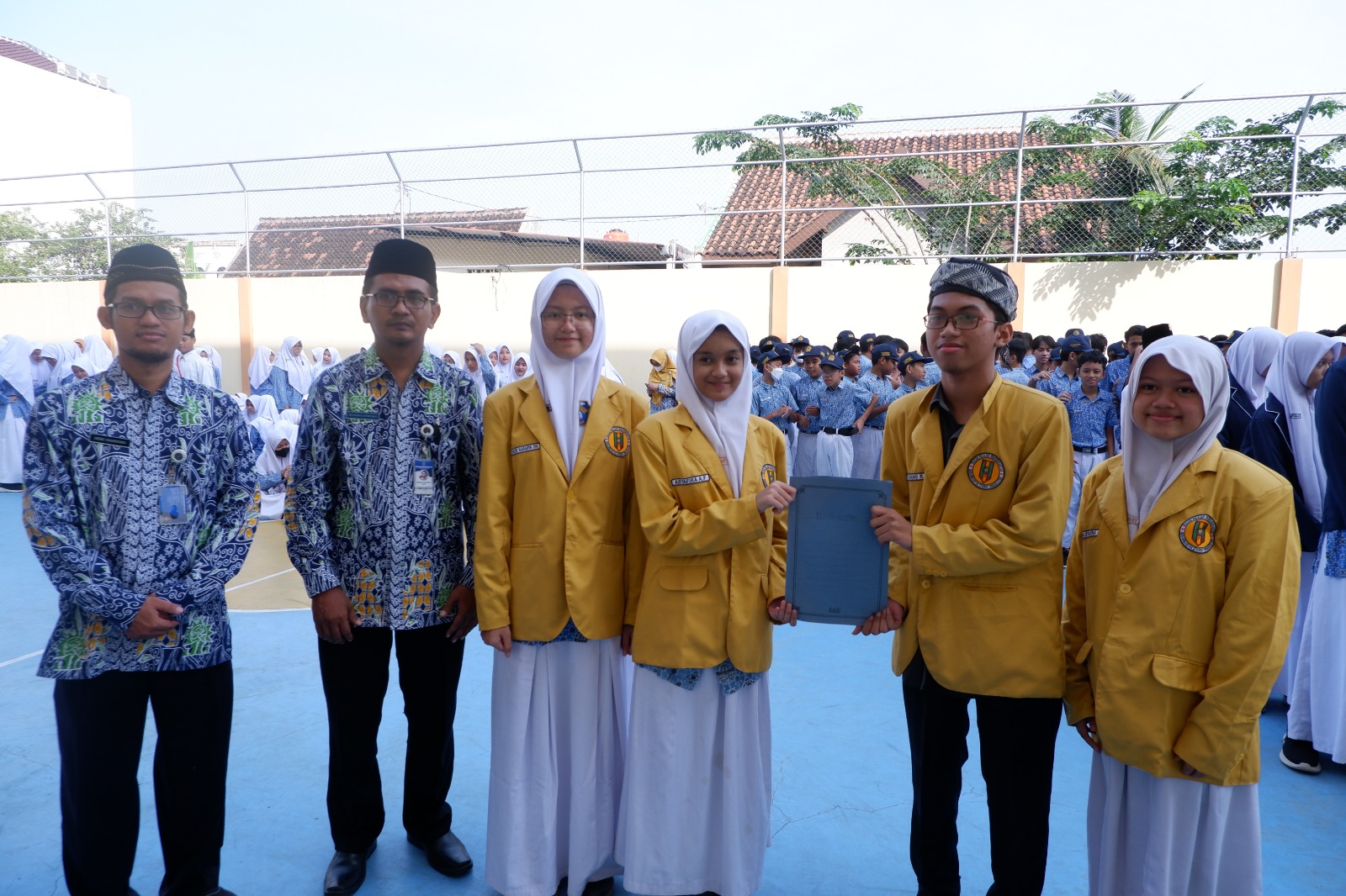 Civitas akademika SMP Muhammadiyah Program Khusus Kottabarat Surakarta peringati Hardiknas 2024.