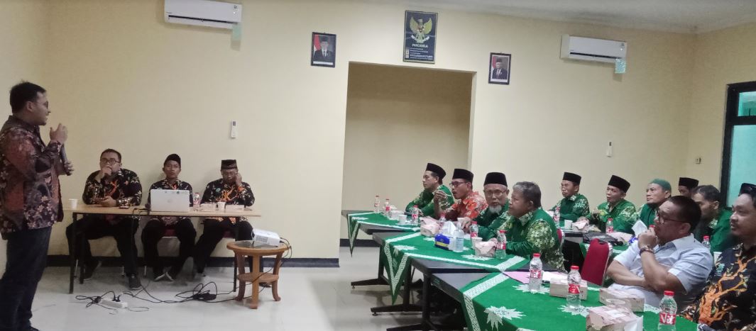 PEMAPARAN - Direktur RS Aghisna Medika Kroya sedang memaparkan program di acara Ramah Tamah Pimpinan Cabang Muhammadiyah se eks-Distrik Kroya Cilacap dan Sosialisasi Cabang Ranting Unggulan.