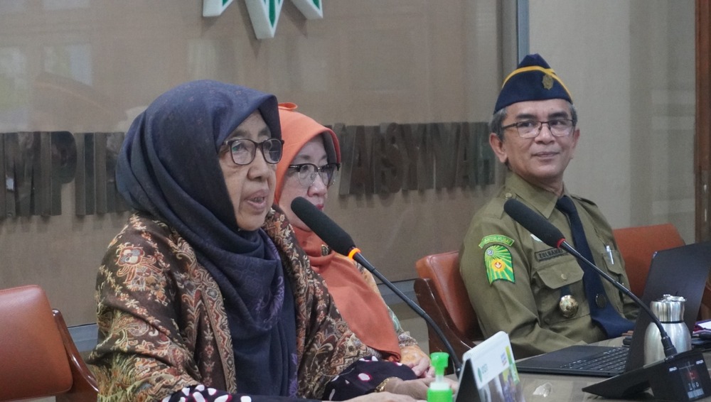 Dr Siti Aisyah, MAg saat Konferensi Pers di Kantor PP 'Aisyiyah Yogyakarta. Foto: Putri