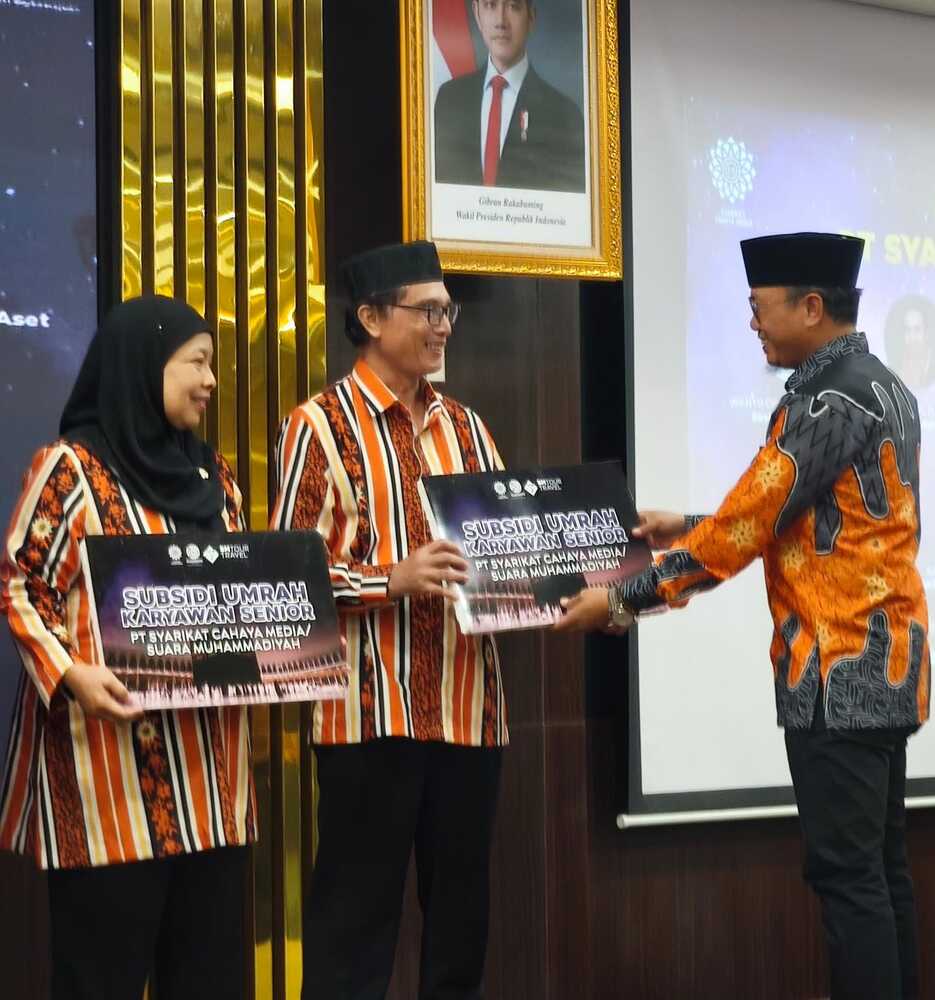 Direktur Utama PT SCM/SM menyerahkan subsidi umrah kepada Drs Imron Nasri dan Wiji Hesti Firwanti. Foto: Cris