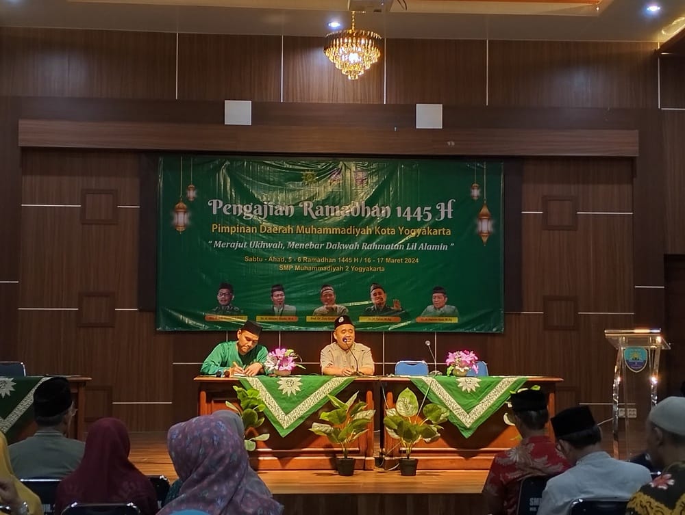 Ketua Pimpinan Wilayah Muhammadiyah Jawa Tengah Dr KH Tafsir, MAg saat mengisi Pengajian Ramadhan 1445 H Pimpinan Daerah Muhammadiyah Kota Yogyakarta