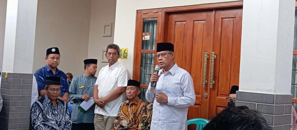 Ketua Umum Pimpinan Pusat Muhammadiyah Prof Dr H Haedar Nashir, MSi saat takziah di rumah Almarhumah  Nahar Miladi, SE
