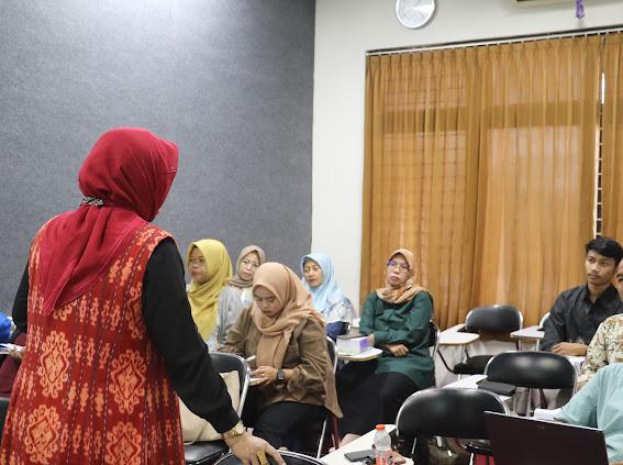 Prof Dr Suswandari, MPd saat mempresentasikan materi
