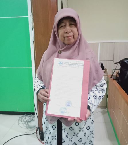 Arifah Noorhidayati PDA Bantul menunjukkan surat edaran sosialisasi SEGARMU