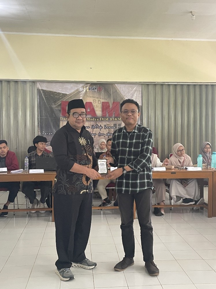 Arif Jamali Muis (Sekretaris PWM DIY) menerima plakat sebagai pemateri dalam DAM BSKM 2025
